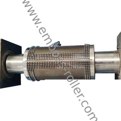 Rouleau de gaufrage en acier à motif de grain avec une tolérance de haute précision de ±0,01 mm et une surface polie traitée thermiquement