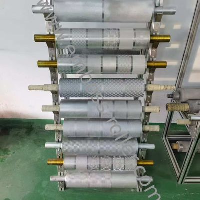 Trục lăn dập nổi khắc laser vận hành thủ công với chiều rộng 600-1600mm cho da và vải ép
