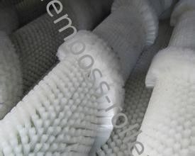 Plancher et rouleau de gaufrage en cuir sur la surface du panneau de mousse en plastique