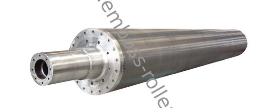 Rouleau de gaufrage sur la surface du panneau de mousse en plastique