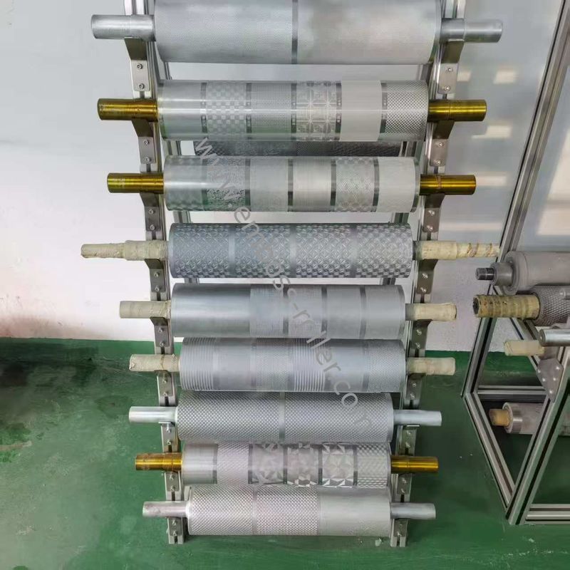 Trục lăn dập nổi khắc laser vận hành thủ công với chiều rộng 600-1600mm cho da và vải ép